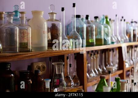 Ancien laboratoire chimique. Photo d'un vieux laboratoire avec beaucoup de bouteilles et de saleté Banque D'Images