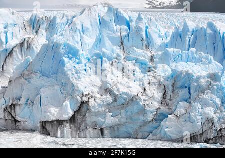 Vêlage de glace depuis le terminus du glacier Perito Moreno en Patagonie, Argentine. Banque D'Images