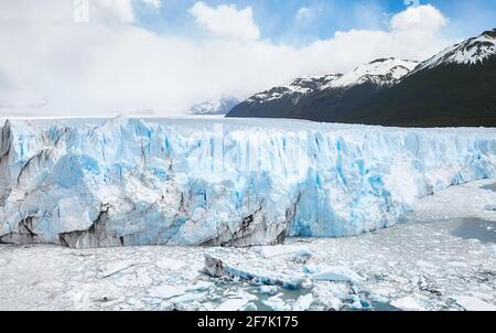 Vêlage de glace depuis le terminus du glacier Perito Moreno en Patagonie, Argentine. Banque D'Images