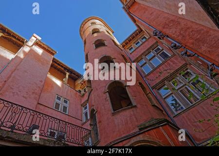 LYON, FRANCE, le 19 février 2021 : la Maison du Crible, également connue sous le nom de Tour rose en raison de son escalier de couleur ocre, a été classée comme une ville historique Banque D'Images