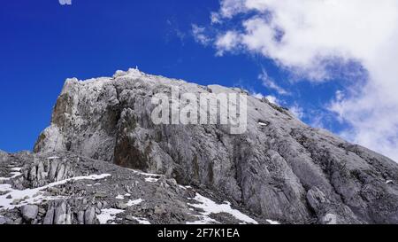 La montagne de neige de Yulong avec ciel bleu au-dessus. Banque D'Images