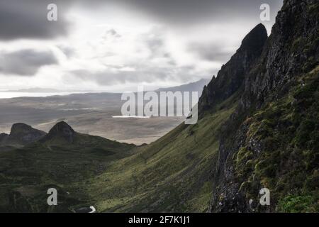 Vue panoramique sur le paysage étonnant depuis le Quiraing jusqu'à L'île de Skye Banque D'Images