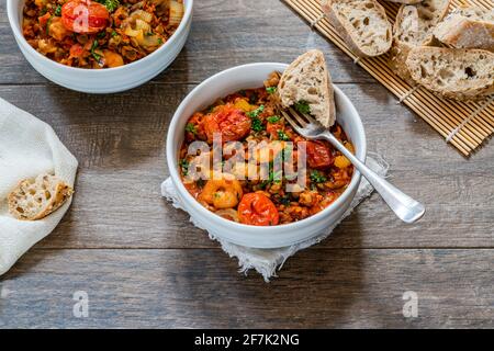 Ragoût de chorizo, lentilles et crevettes avec tomates rôties - vue en grand angle Banque D'Images