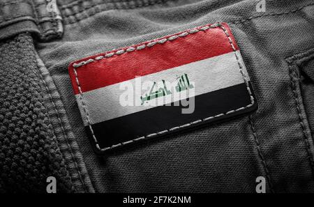 Étiquette sur les vêtements foncés sous la forme du drapeau De l'Irak Banque D'Images