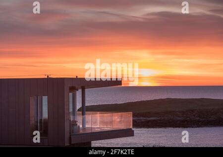 Ballycotton, Cork, Irlande. 08 avril 2021i. Une maison avec une vue incroyable a une aube spectaculaire sur la baie à Ballycotton, Co. Cork, Irlande. - crédit; David Creedon / Alamy Live News Banque D'Images