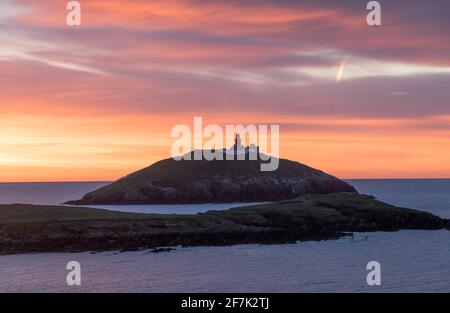 Ballycotton, Cork, Irlande. 08 avril 2021. Une vue sur le phare à l'aube spectaculaire à Ballycotton, au Co. Cork, en Irlande. - crédit; David Creedon / Alamy Live News Banque D'Images