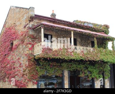 Styles de logement australiens. Style victorien à Mittagong, Nouvelle-Galles du Sud, Australie. Jardins verticaux. Beaux porches. Banque D'Images