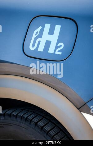 Herten, Rhénanie-du-Nord-Westphalie, Allemagne - réservoir Cap h2, voiture à hydrogène ravitaillant de l'hydrogène H2 à une station de remplissage d'hydrogène H2. Banque D'Images