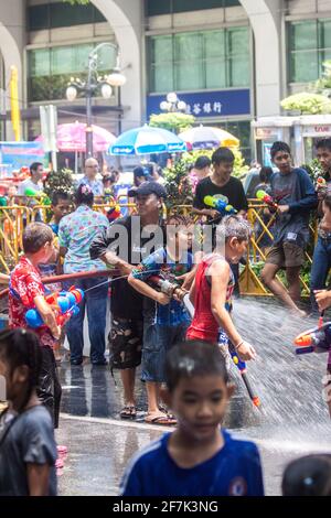 BANGKOK, THAÏLANDE - 13 avril 2013 : Songkran à Bangkok, Thaïlande, le 13 avril 2013. Banque D'Images