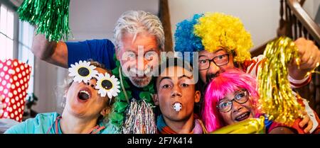 des supporters de l'équipe de football de famille aiment et célèbrent ensemble à la maison pour but en championnat - fou et drôle caucasien les gens ont une vue intérieure Banque D'Images