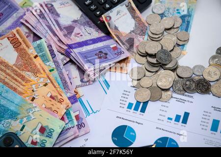 Devise du Qatar Newley a lancé des billets de banque. Qatari Riyal ,Notes,500,200,100,50,10,5,1 sur fond isolé. Concept commercial et financier Banque D'Images