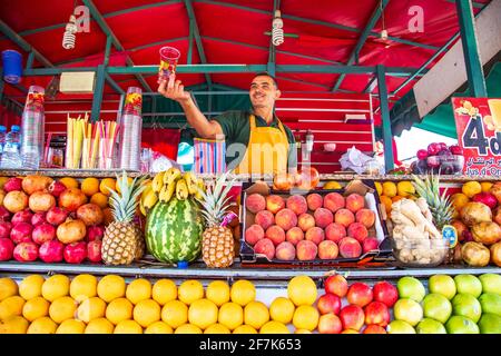 Vendeur de jus frais sympa. La célèbre place Djema el Fna. Marrakech, Maroc - 23 septembre 2019. Banque D'Images