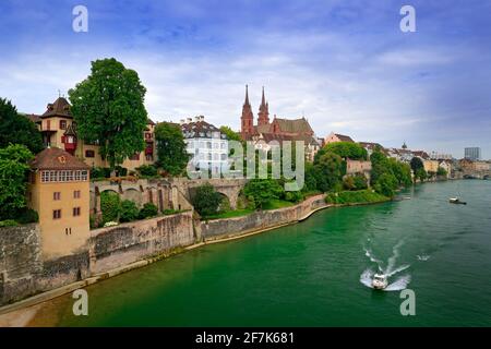 Bâle avec la cathédrale Munster en pierre rouge et le Rhin, Suisse, Europe. Vue sur la vieille ville de Besel. Centre-ville avec arbres verts pendant su Banque D'Images