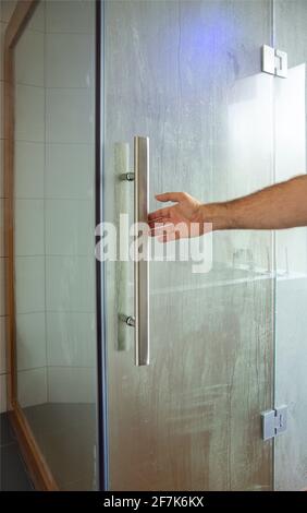 Ouvrez la porte du bain de vapeur dans le salle de bains Banque D'Images