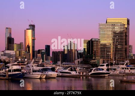 Vue sur le quartier Southbank de Melbourne depuis les Docklands. Banque D'Images