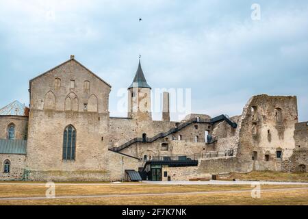 Vue sur la ruine du château épiscopal du XIIIe siècle à Haapsalu. Estonie, États baltes, Europe Banque D'Images