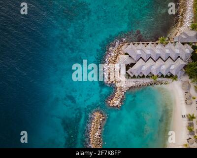 Resort tropical de luxe Curaçao avec plage privée et palmiers, vacances de luxe Curaçao Caraïbes Banque D'Images