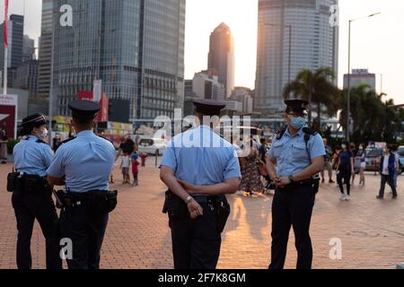 2 4 2021 patrouille de police bien équipée dans le centre de Hong Kong en soirée Banque D'Images