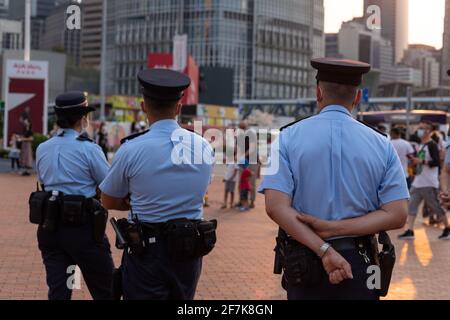 2 4 2021 patrouille de police bien équipée dans le centre de Hong Kong en soirée Banque D'Images