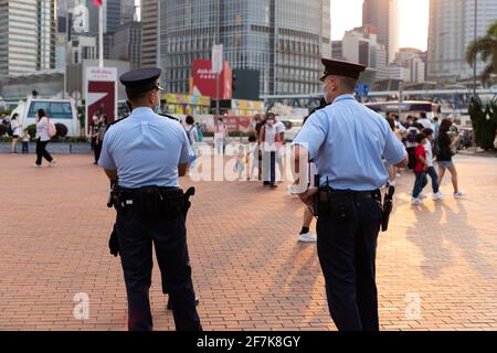 2 4 2021 patrouille de police bien équipée dans le centre de Hong Kong en soirée Banque D'Images