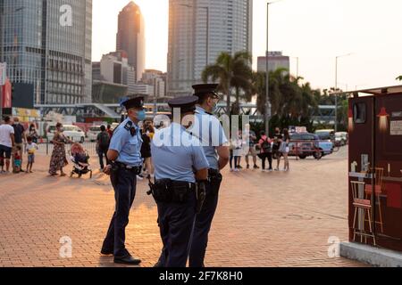 2 4 2021 patrouille de police bien équipée dans le centre de Hong Kong en soirée Banque D'Images