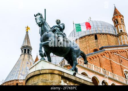 Extérieur de la basilique Saint-Antoine à Padoue Italie avec Une statue de Donatelli au premier plan Banque D'Images