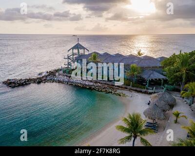 Resort tropical de luxe Curaçao avec plage privée et palmiers, vacances de luxe Curaçao Caraïbes Banque D'Images