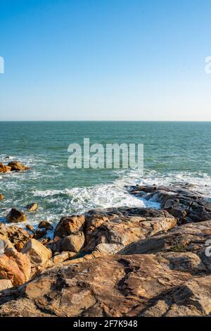 Vue sur la côte rocheuse de l'île de Nan'ao dans la province de Guangdong, en Chine. Banque D'Images