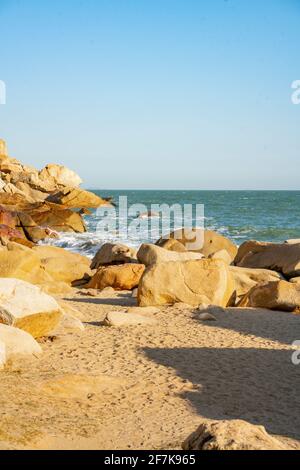 Vue sur la côte rocheuse de l'île de Nan'ao dans la province de Guangdong, en Chine. Banque D'Images