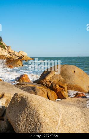 Vue sur la côte rocheuse de l'île de Nan'ao dans la province de Guangdong, en Chine. Banque D'Images