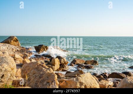 Vue sur la côte rocheuse de l'île de Nan'ao dans la province de Guangdong, en Chine. Banque D'Images