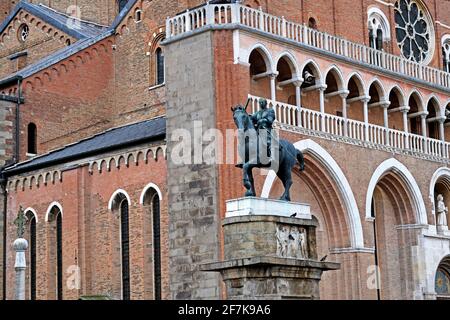 Extérieur de la basilique Saint-Antoine à Padoue Italie avec Une statue de Donatelli au premier plan Banque D'Images