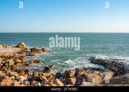 Vue sur la côte rocheuse de l'île de Nan'ao dans la province de Guangdong, en Chine. Banque D'Images