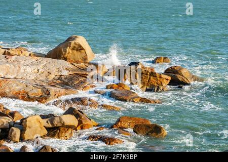 Vue sur la côte rocheuse de l'île de Nan'ao dans la province de Guangdong, en Chine. Banque D'Images