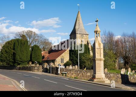 L'église St Bartholomew et le mémorial de guerre sur High Street dans le village de High Weald de Burwash, East Sussex, Angleterre, Royaume-Uni, Europe Banque D'Images