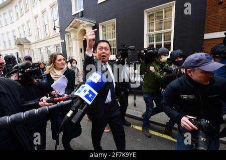 L'ancien ambassadeur du Myanmar au Royaume-Uni, Kyaw Zwar Minn, devant l'ambassade du Myanmar à Mayfair, Londres, qu'il a été interdit d'entrer. Date de la photo : jeudi 8 avril 2021. Banque D'Images