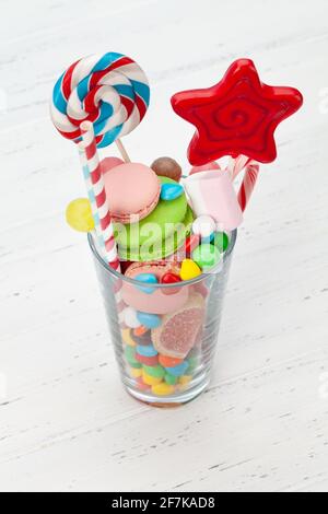 Assortiment de bonbons divers. Bonbons, bonbon, chocolat et macarons en verre à cocktail Banque D'Images