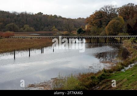 Cromm, Irlande du Nord - 8 novembre 2020. Lac Erne et vieux pont au château de Cromm, Co. Fermanagh, Irlande du Nord Banque D'Images