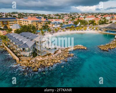 Resort tropical de luxe Curaçao avec plage privée et palmiers, vacances de luxe Curaçao Caraïbes Banque D'Images