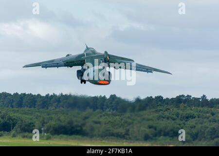 Brésilien Embraer KC-390 avion de transport militaire décollage à Farnborough Spectacle aérien en 2016 Banque D'Images