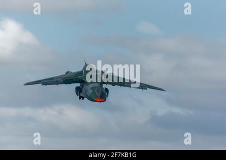 Décollage d'un avion de transport militaire brésilien KC-390 Banque D'Images