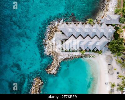 Resort tropical de luxe Curaçao avec plage privée et palmiers, vacances de luxe Curaçao Caraïbes Banque D'Images