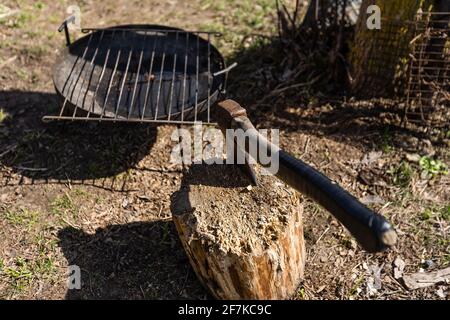 ax, faire frire de la viande, griller. Repos dans la forêt Banque D'Images