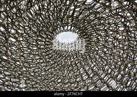 L'installation d'art immersive de Hive dans les jardins botaniques royaux de Kew, conçue par l'artiste Wolfgang Buttress et composée de centaines de lumières LED Banque D'Images