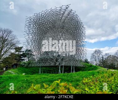 L'installation d'art immersive de Hive dans les jardins botaniques royaux de Kew, conçue par l'artiste Wolfgang Buttress et composée de centaines de lumières LED Banque D'Images