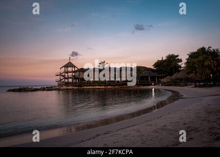 Resort tropical de luxe Curaçao avec plage privée et palmiers, vacances de luxe Curaçao Caraïbes Banque D'Images