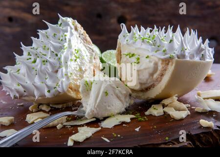 Œuf de pâques brésilien farci de chocolat blanc et de crème au citron, goûté avec une cuillère. Tradition de Pâques au Brésil Banque D'Images