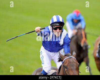 ROYAL ASCOT 2009. 4ème JOUR. LE COURONNEMENT ENJEUX.RICHARD HILL GAGNE SUR GHANATI. 19/6/09. PHOTO DAVID ASHDOWN Banque D'Images