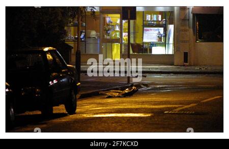 Dégâts aux magasins près de la voiture piégée sur Ealing Broadway près du métro. 7 personnes blessées. Dans le pic est un petit morceau de la voiture piégée à 1.5 bloc du point d'explosion. pic David Sandison 3/8/2001 Banque D'Images