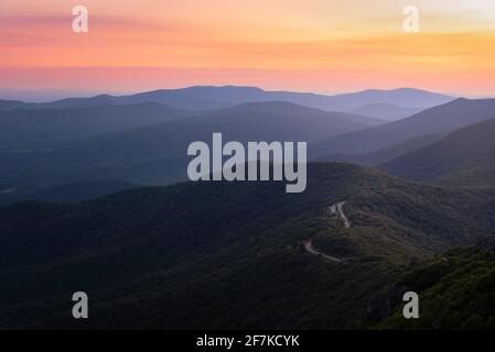 Couleurs du lever du soleil sur Skyline Drive depuis Stony Man Mountain dans le parc national Shenandoah, Virginie. Banque D'Images